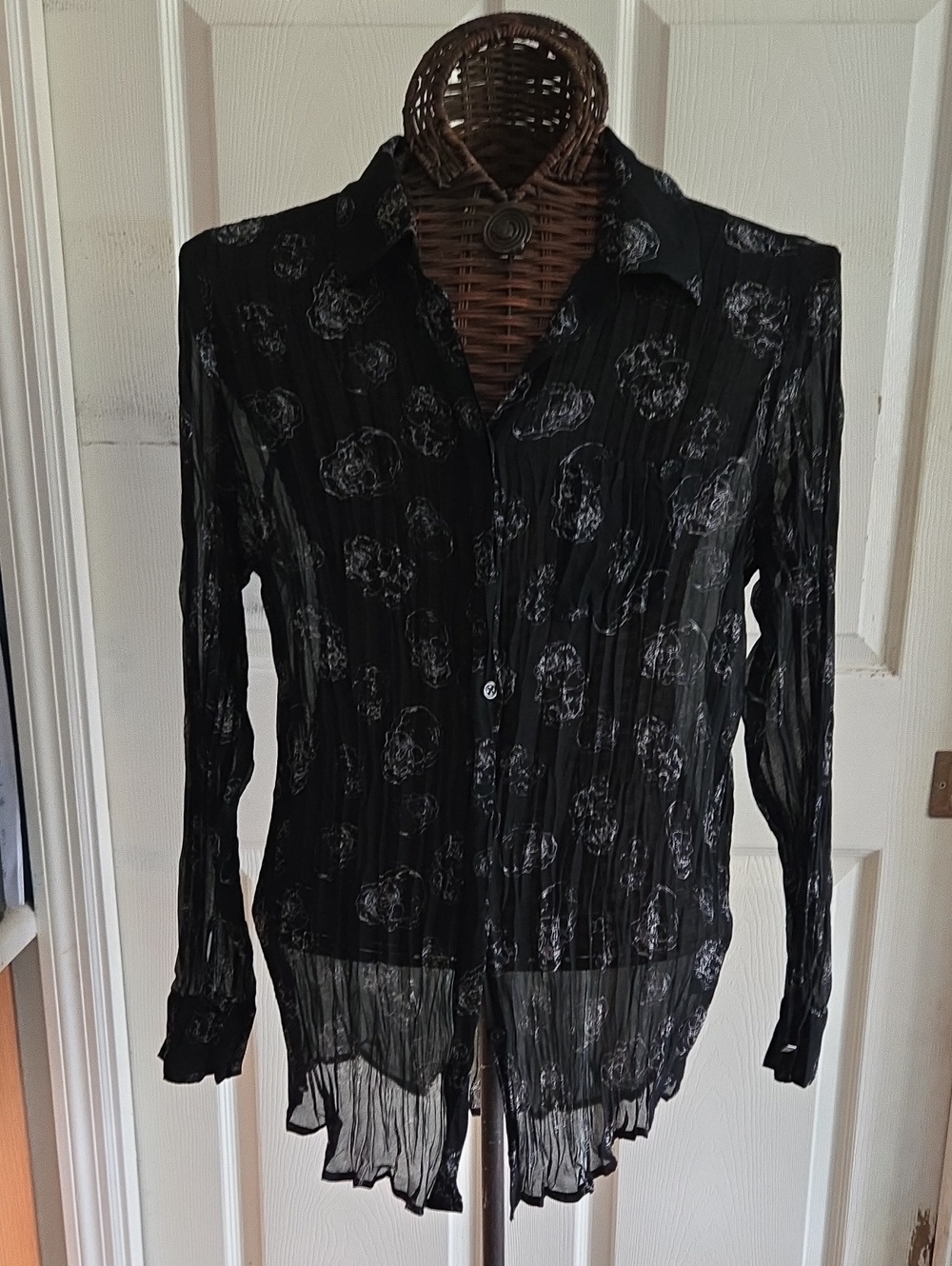 Rock & Republic Black Sheer Skull-Print Button Front Shirt-Size L